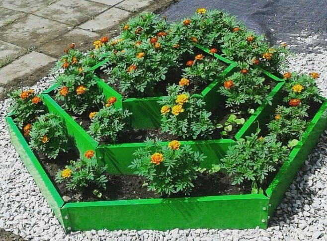 Шестиугольные металлические клумбы в Омске